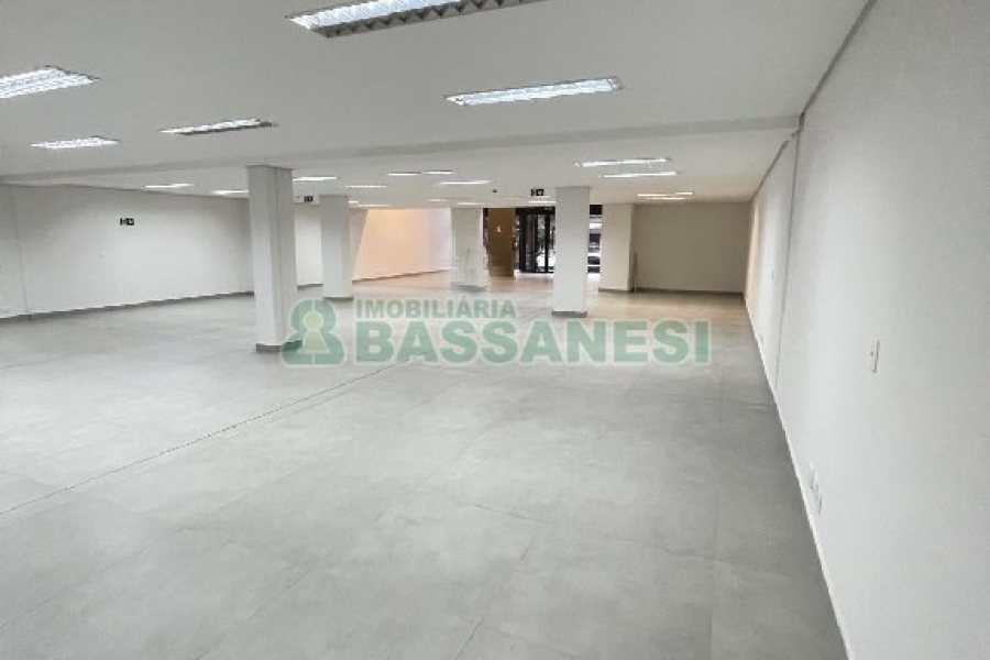Loja com 720m², no bairro São Pelegrino em Caxias do Sul para Alugar