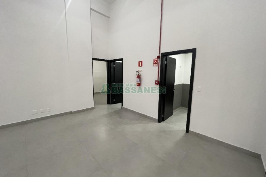 Loja com 720m², no bairro São Pelegrino em Caxias do Sul para Alugar