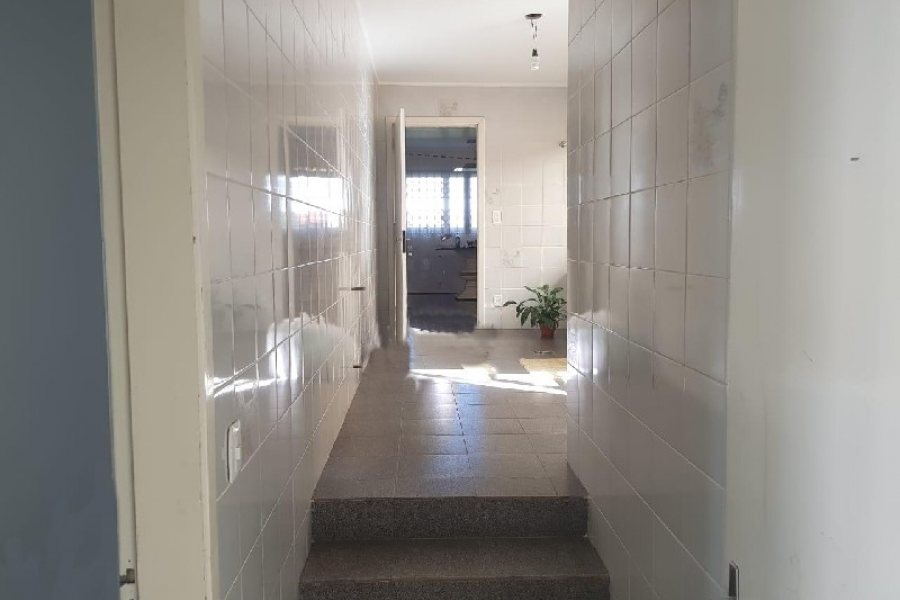 Casa Comercial com 458m², 2 dormitórios, 2 vagas, no bairro Cinqüentenário em Caxias do Sul para Comprar