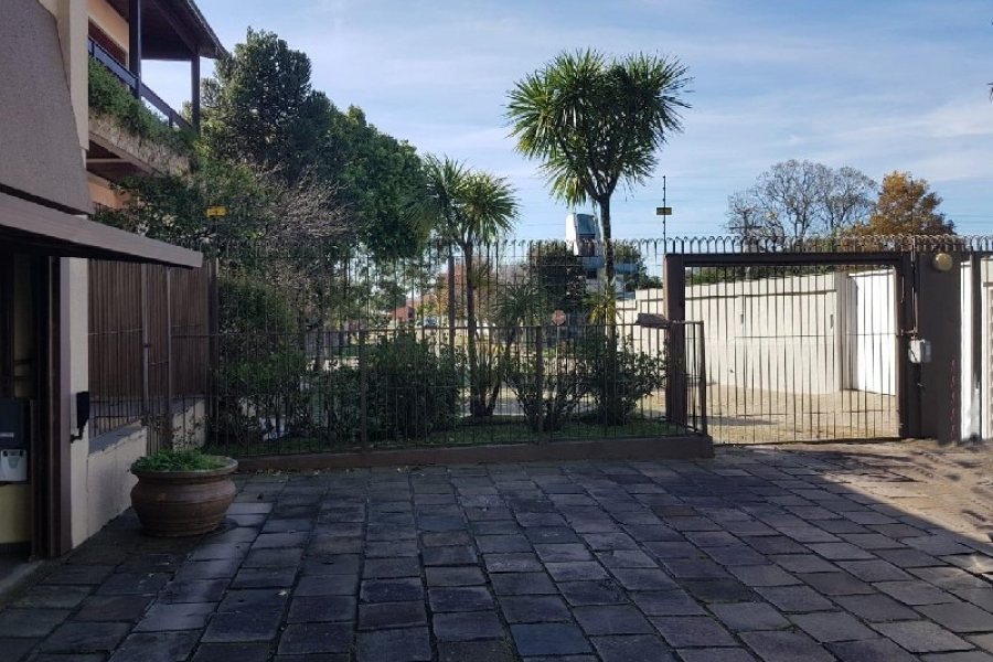 Casa Comercial com 458m², 2 dormitórios, 2 vagas, no bairro Cinqüentenário em Caxias do Sul para Comprar