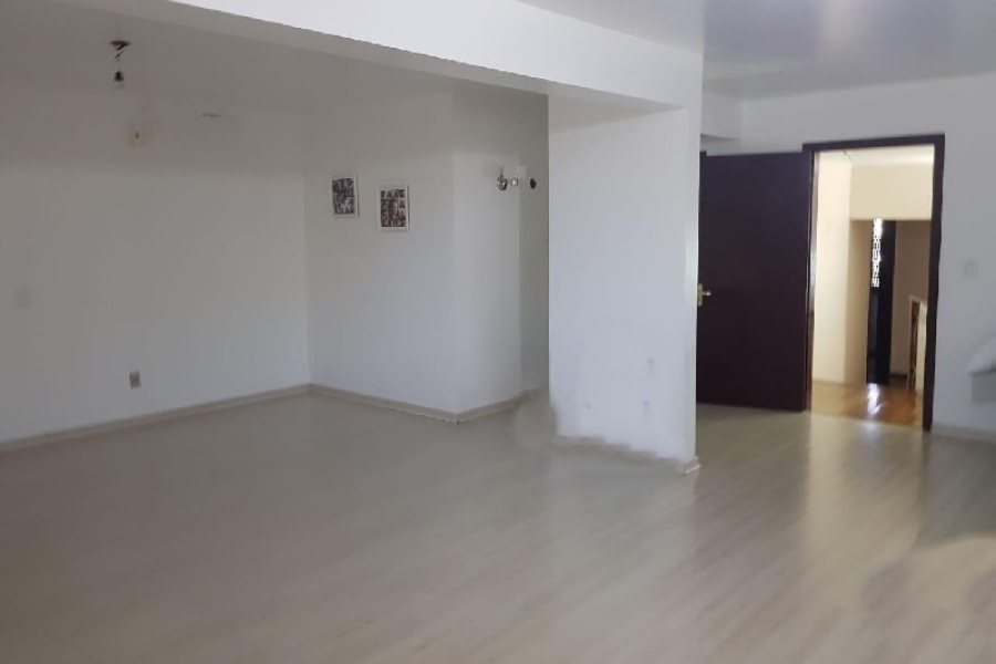 Casa Comercial com 458m², 2 dormitórios, 2 vagas, no bairro Cinqüentenário em Caxias do Sul para Comprar