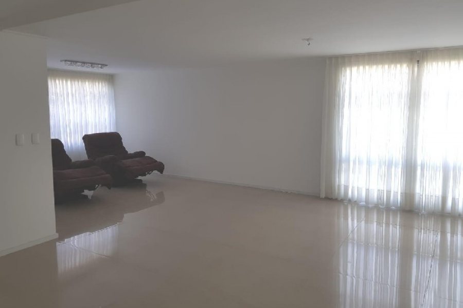 Casa Comercial com 458m², 2 dormitórios, 2 vagas, no bairro Cinqüentenário em Caxias do Sul para Comprar