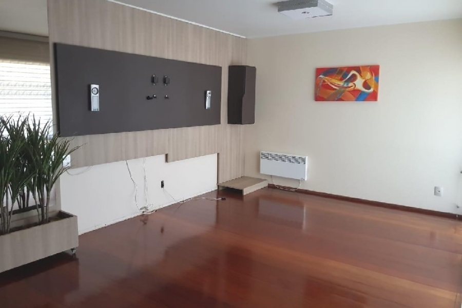 Casa Comercial com 458m², 2 dormitórios, 2 vagas, no bairro Cinqüentenário em Caxias do Sul para Comprar