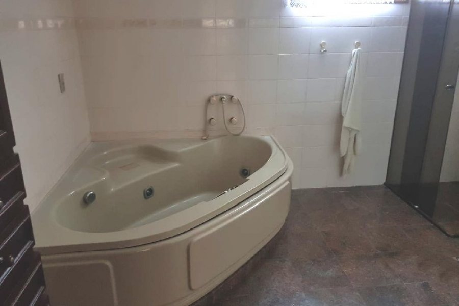 Casa Comercial com 458m², 2 dormitórios, 2 vagas, no bairro Cinqüentenário em Caxias do Sul para Comprar