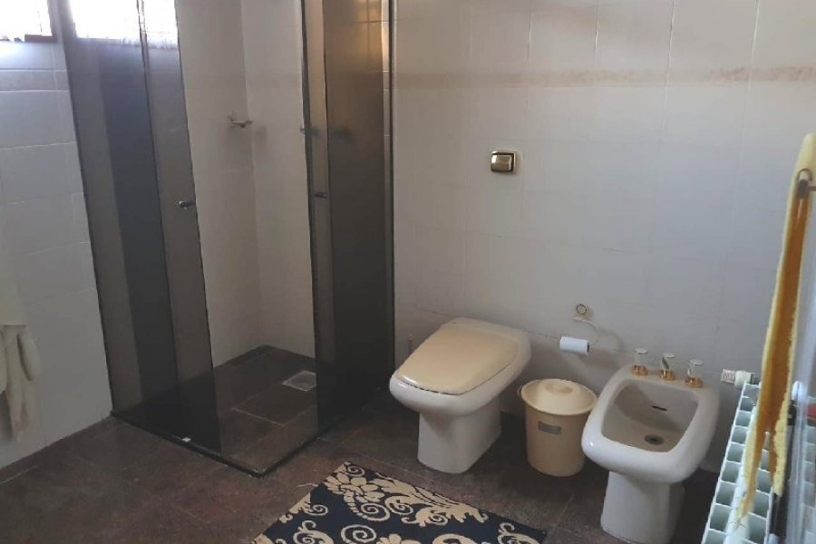 Casa Comercial com 458m², 2 dormitórios, 2 vagas, no bairro Cinqüentenário em Caxias do Sul para Comprar