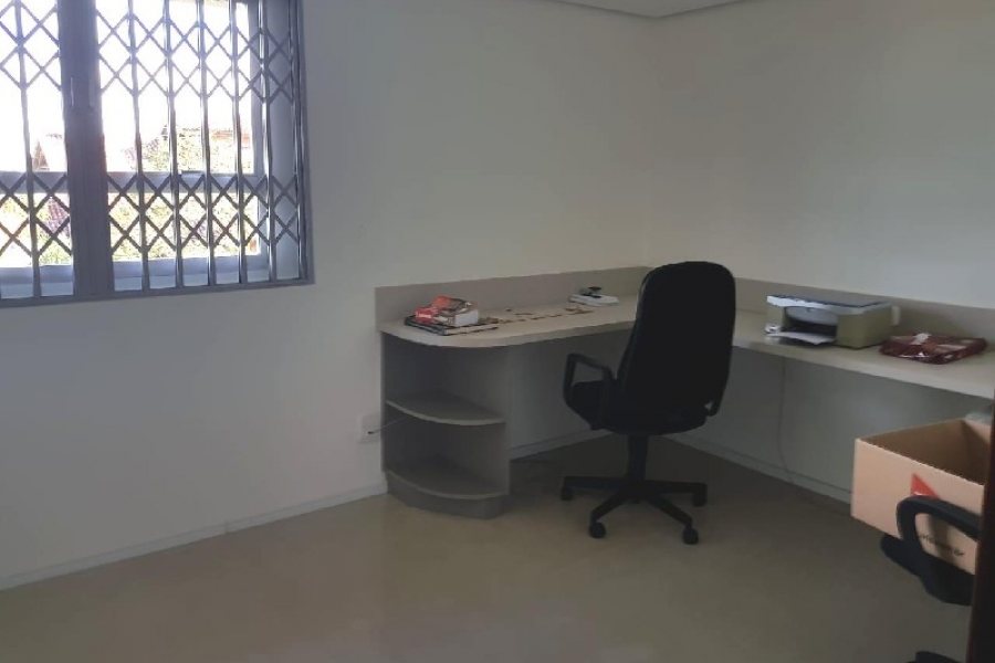 Casa Comercial com 458m², 2 dormitórios, 2 vagas, no bairro Cinqüentenário em Caxias do Sul para Comprar