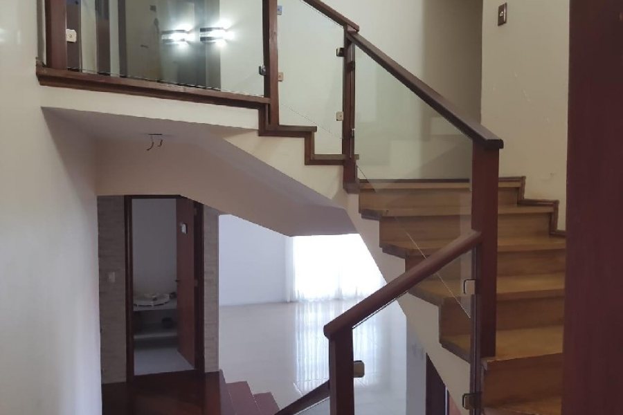 Casa Comercial com 458m², 2 dormitórios, 2 vagas, no bairro Cinqüentenário em Caxias do Sul para Comprar