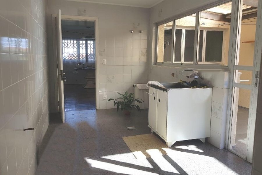 Casa Comercial com 458m², 2 dormitórios, 2 vagas, no bairro Cinqüentenário em Caxias do Sul para Comprar