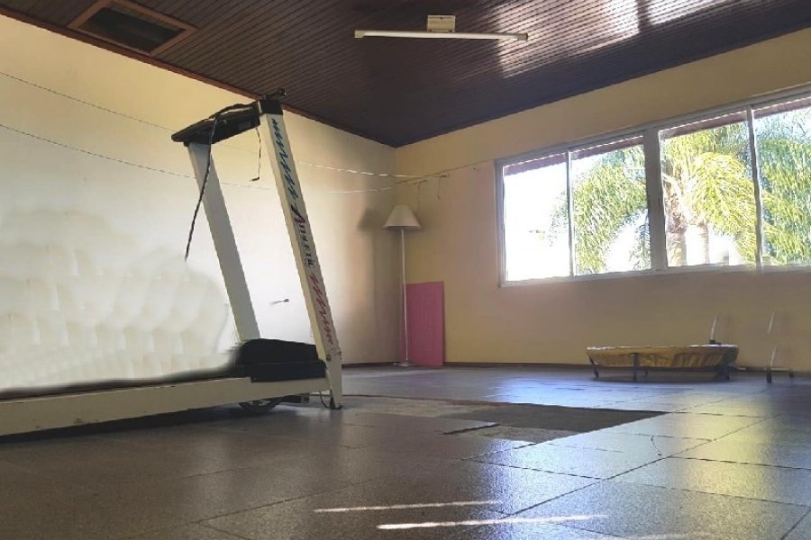 Casa Comercial com 458m², 2 dormitórios, 2 vagas, no bairro Cinqüentenário em Caxias do Sul para Comprar