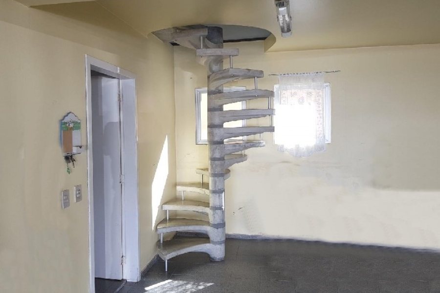 Casa Comercial com 458m², 2 dormitórios, 2 vagas, no bairro Cinqüentenário em Caxias do Sul para Comprar