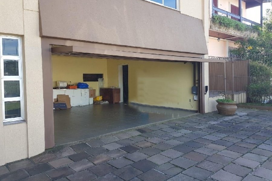 Casa Comercial com 458m², 2 dormitórios, 2 vagas, no bairro Cinqüentenário em Caxias do Sul para Comprar