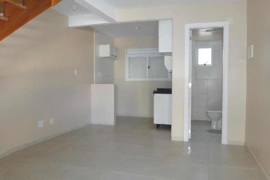 Sobrado com 47m², 2 dormitórios, 1 vaga, no bairro Desvio Rizzo em Caxias do Sul para Comprar