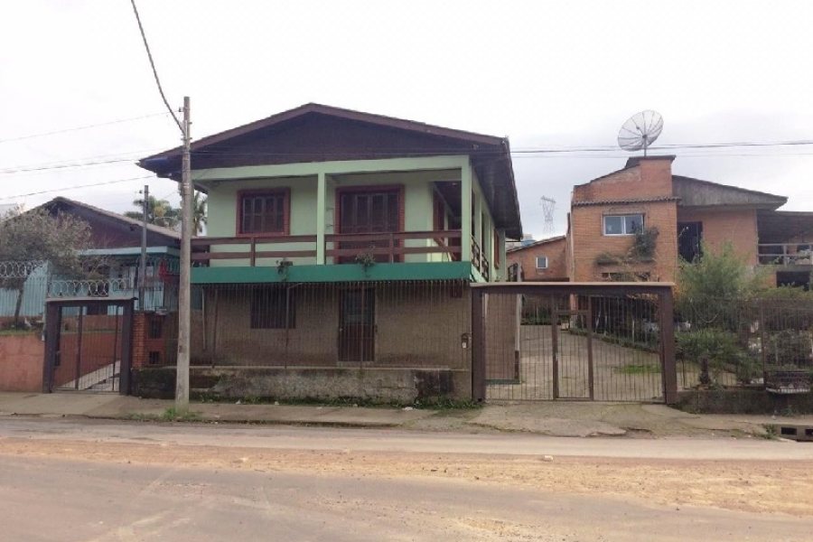 Casa com 218m², 5 dormitórios, 1 vaga, no bairro Santa Fé em Caxias do Sul para Comprar