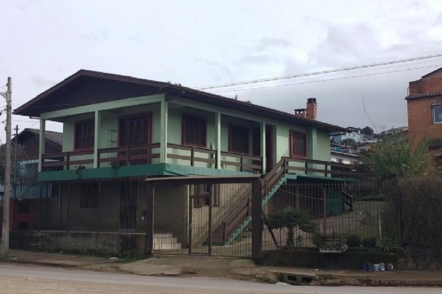 Casa com 218m², 5 dormitórios, 1 vaga, no bairro Santa Fé em Caxias do Sul para Comprar