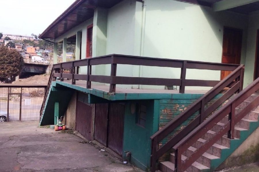 Casa com 218m², 5 dormitórios, 1 vaga, no bairro Santa Fé em Caxias do Sul para Comprar