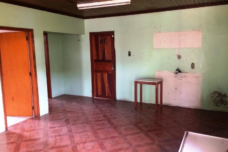 Casa com 218m², 5 dormitórios, 1 vaga, no bairro Santa Fé em Caxias do Sul para Comprar