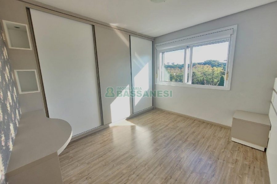 Apartamento com 81m², 2 dormitórios, 2 vagas, no bairro Vila Horn em Caxias do Sul para Comprar