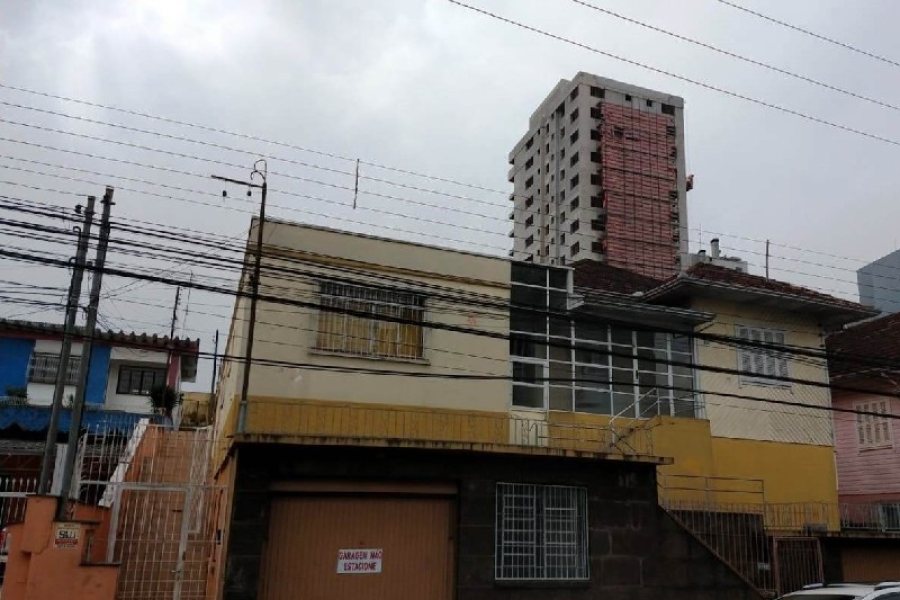 Casa com 200m², 3 dormitórios, 2 vagas, no bairro Rio Branco em Caxias do Sul para Comprar