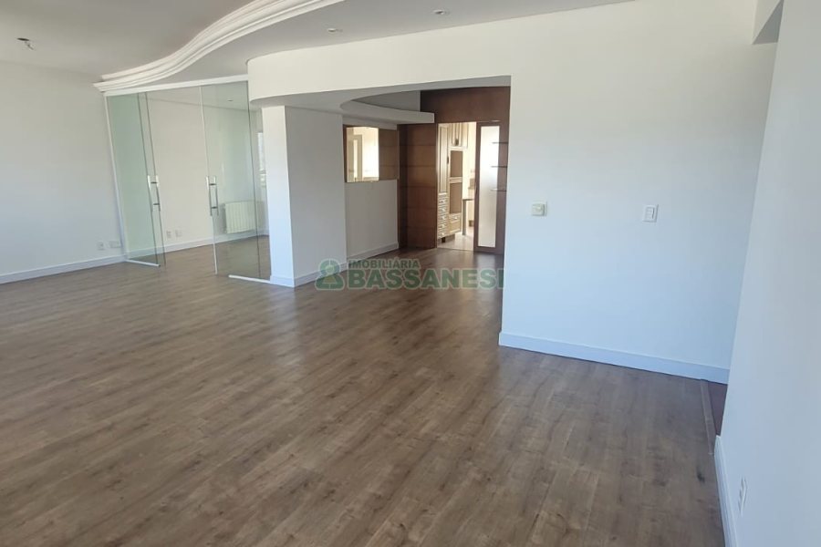 Apartamento com 195m², 3 dormitórios, 4 vagas, no bairro Centro em Caxias do Sul para Comprar