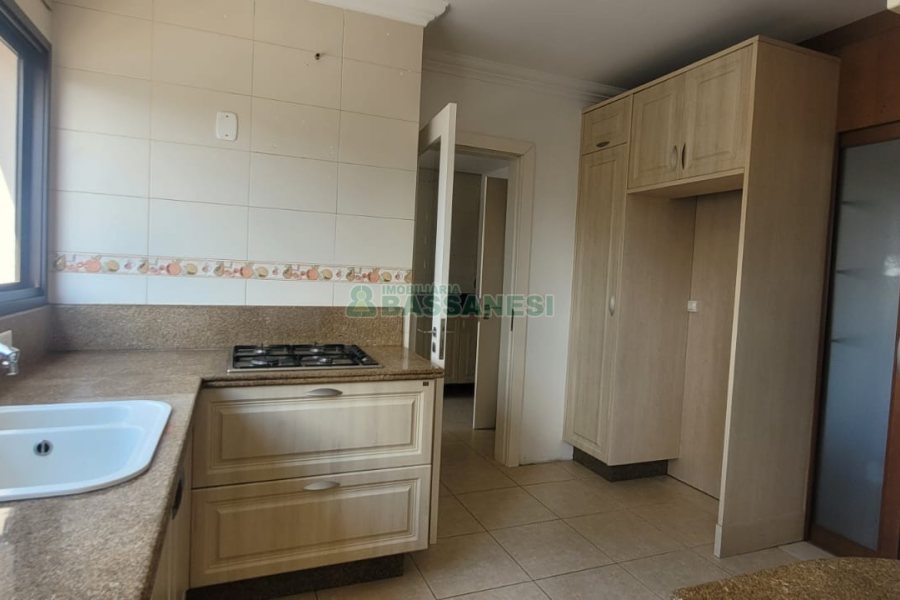 Apartamento com 195m², 3 dormitórios, 4 vagas, no bairro Centro em Caxias do Sul para Comprar