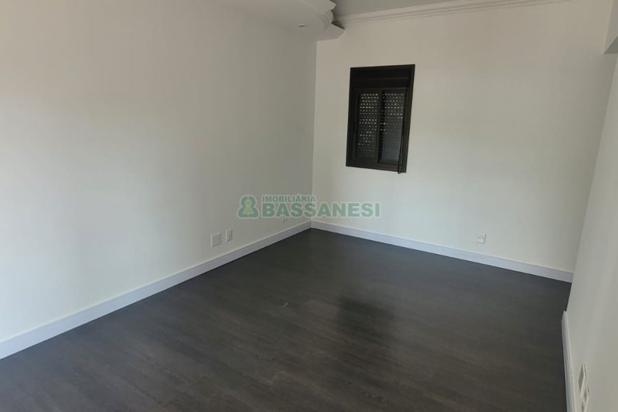 Apartamento com 195m², 3 dormitórios, 4 vagas, no bairro Centro em Caxias do Sul para Comprar