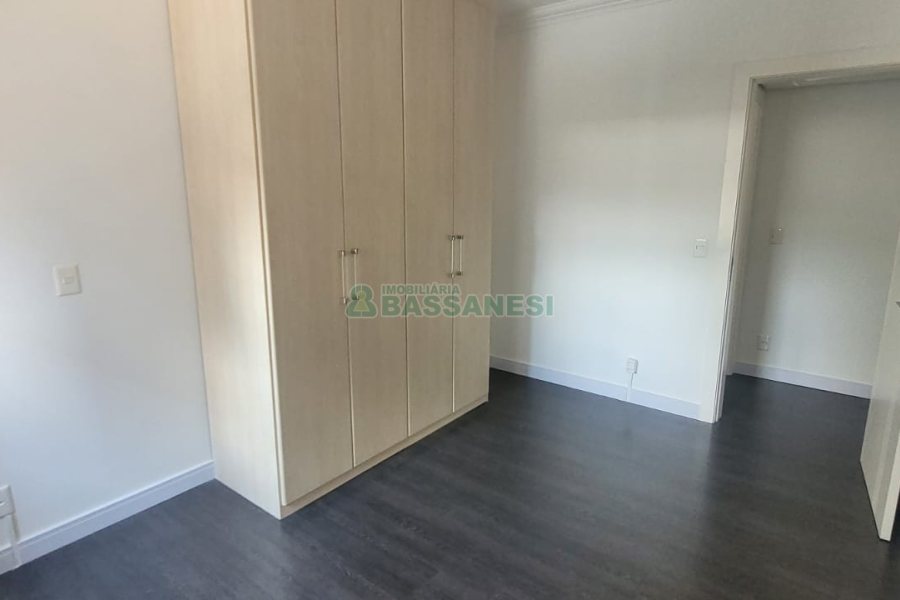 Apartamento com 195m², 3 dormitórios, 4 vagas, no bairro Centro em Caxias do Sul para Comprar