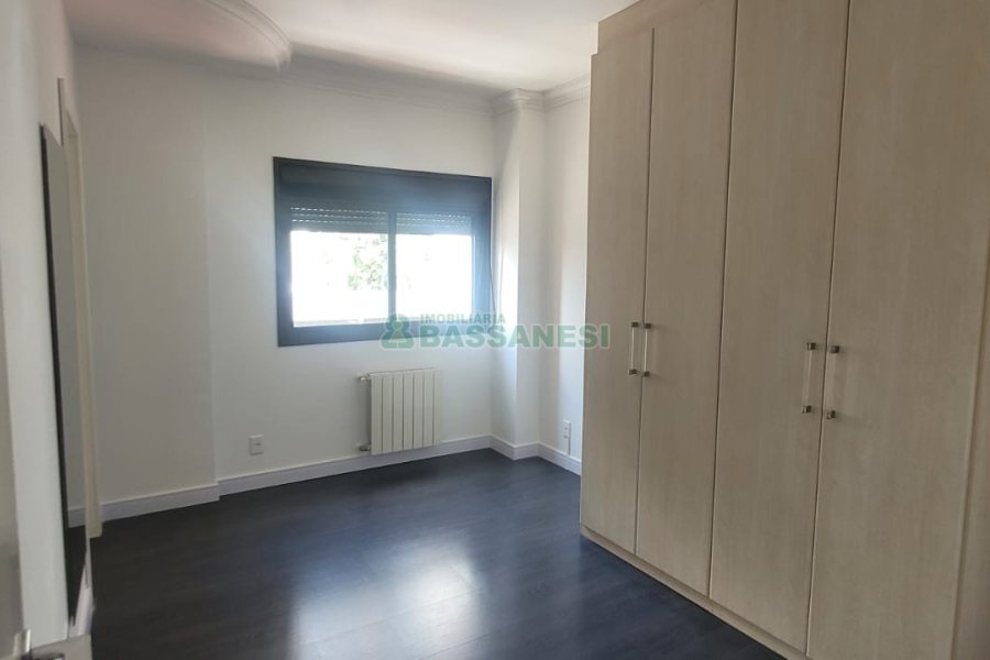 Apartamento com 195m², 3 dormitórios, 4 vagas, no bairro Centro em Caxias do Sul para Comprar