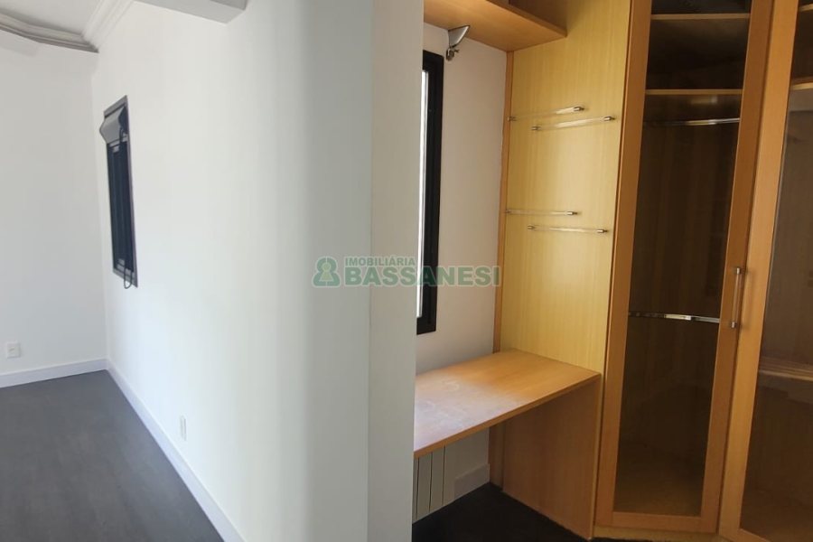 Apartamento com 195m², 3 dormitórios, 4 vagas, no bairro Centro em Caxias do Sul para Comprar