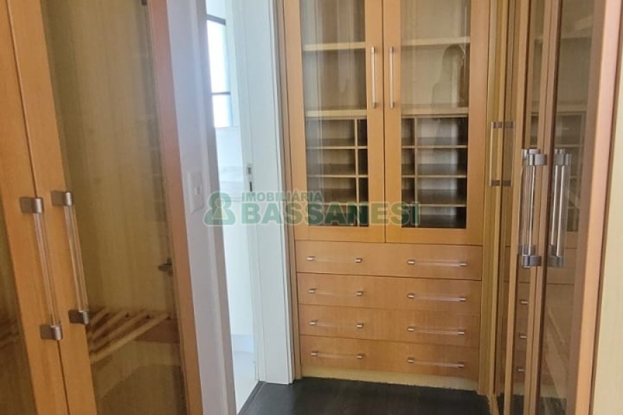 Apartamento com 195m², 3 dormitórios, 4 vagas, no bairro Centro em Caxias do Sul para Comprar