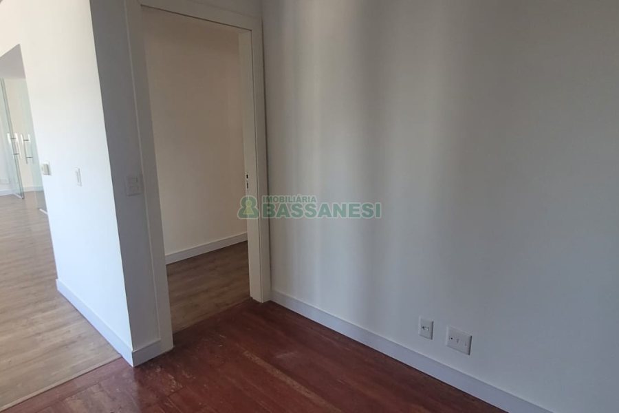 Apartamento com 195m², 3 dormitórios, 4 vagas, no bairro Centro em Caxias do Sul para Comprar
