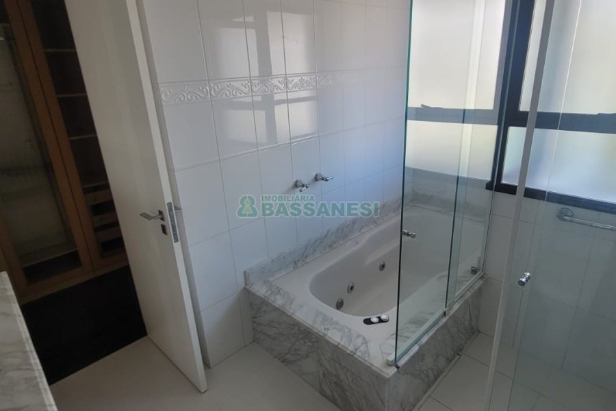 Apartamento com 195m², 3 dormitórios, 4 vagas, no bairro Centro em Caxias do Sul para Comprar