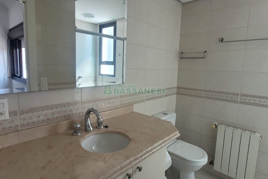 Apartamento com 195m², 3 dormitórios, 4 vagas, no bairro Centro em Caxias do Sul para Comprar