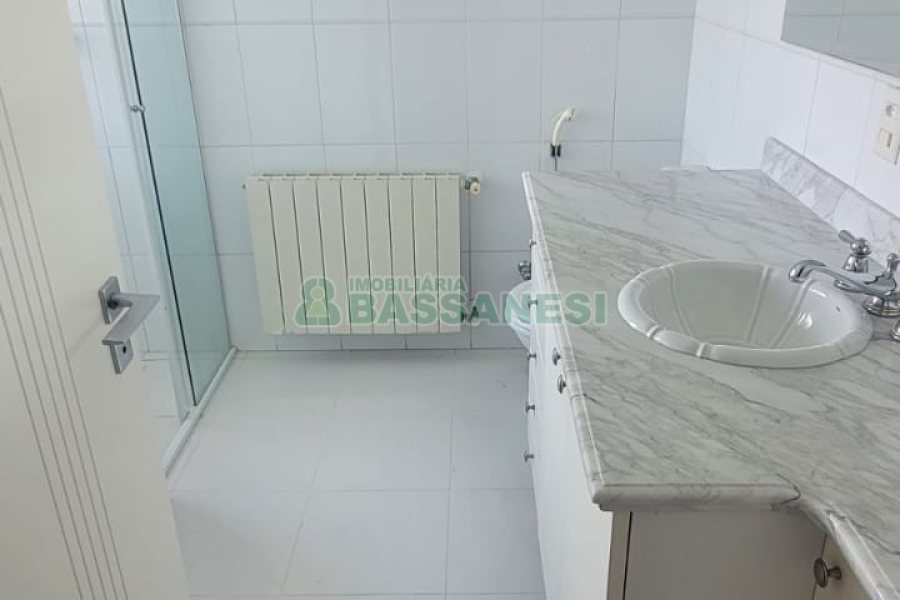 Apartamento com 195m², 3 dormitórios, 4 vagas, no bairro Centro em Caxias do Sul para Comprar