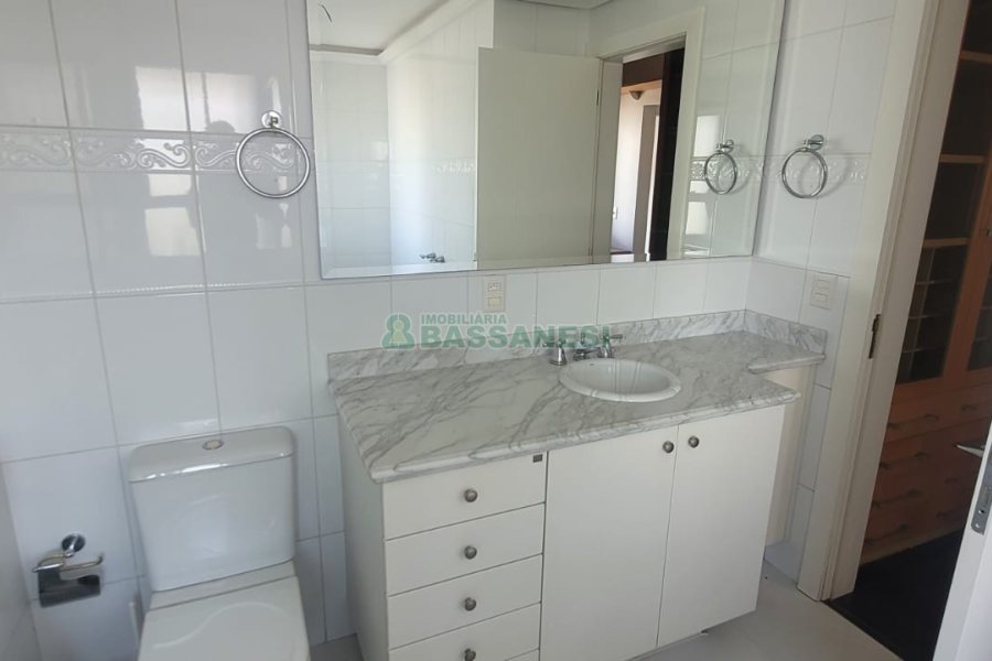 Apartamento com 195m², 3 dormitórios, 4 vagas, no bairro Centro em Caxias do Sul para Comprar