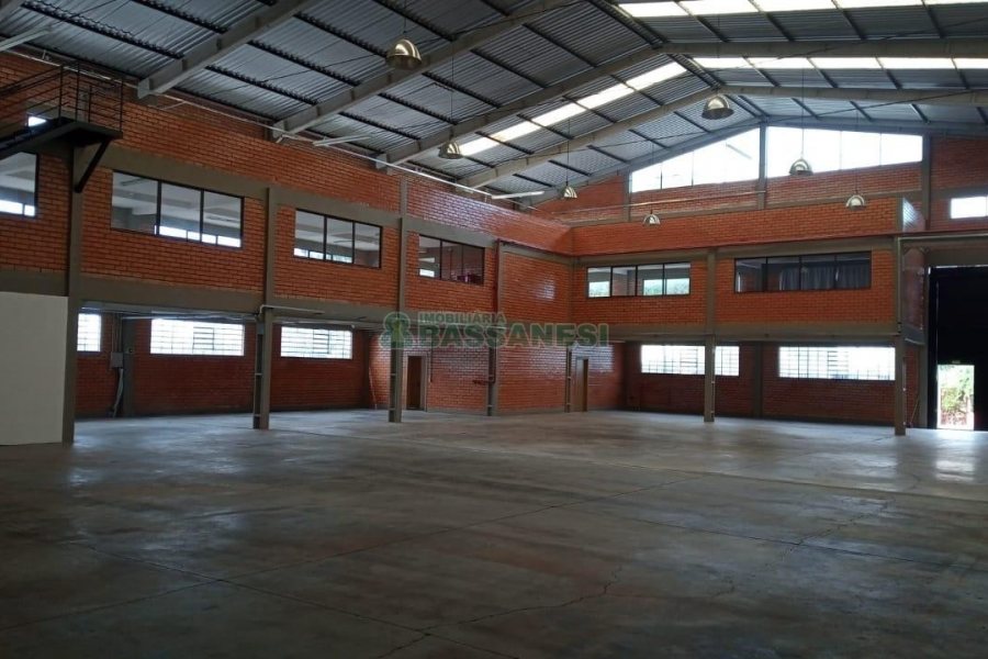 Pavilhão com 1294m², no bairro Cinqüentenário em Caxias do Sul para Alugar