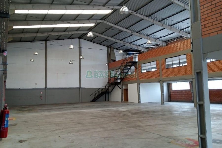 Pavilhão com 1294m², no bairro Cinqüentenário em Caxias do Sul para Alugar
