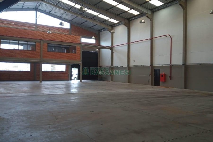 Pavilhão com 1294m², no bairro Cinqüentenário em Caxias do Sul para Alugar