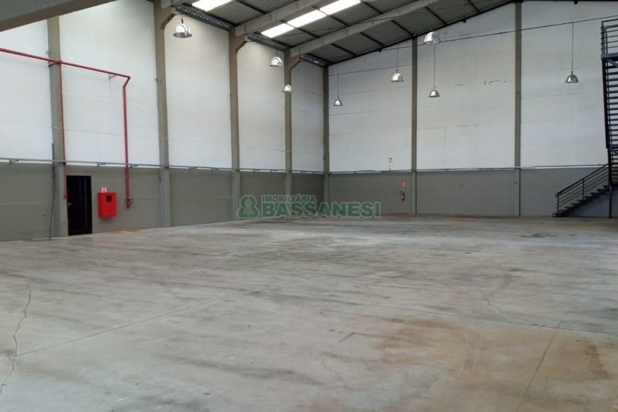 Pavilhão com 1294m², no bairro Cinqüentenário em Caxias do Sul para Alugar