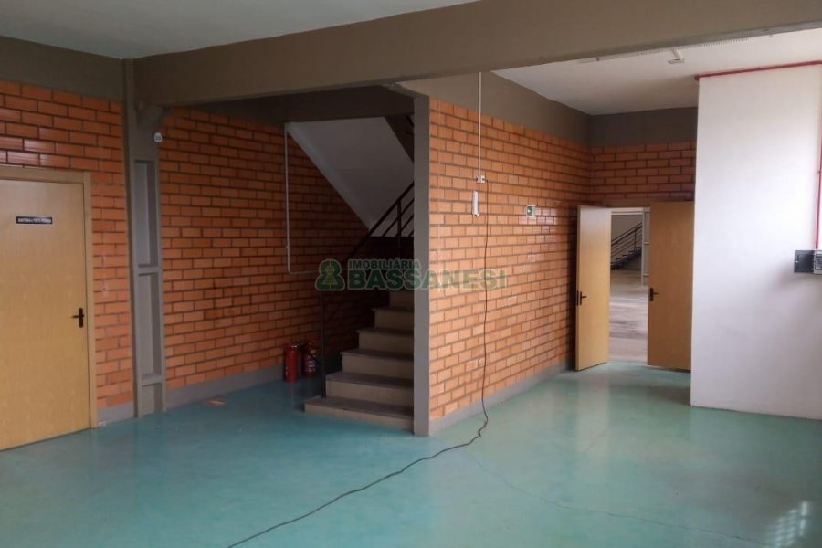 Pavilhão com 1294m², no bairro Cinqüentenário em Caxias do Sul para Alugar