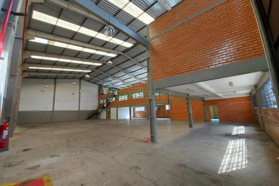Pavilhão com 1294m², no bairro Cinqüentenário em Caxias do Sul para Alugar