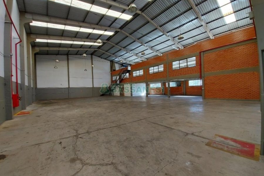 Pavilhão com 1294m², no bairro Cinqüentenário em Caxias do Sul para Alugar