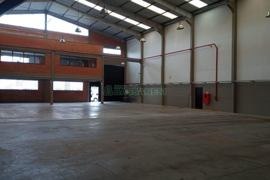 Pavilhão com 1294m², no bairro Cinqüentenário em Caxias do Sul para Alugar