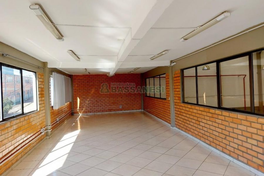 Pavilhão com 1294m², no bairro Cinqüentenário em Caxias do Sul para Alugar