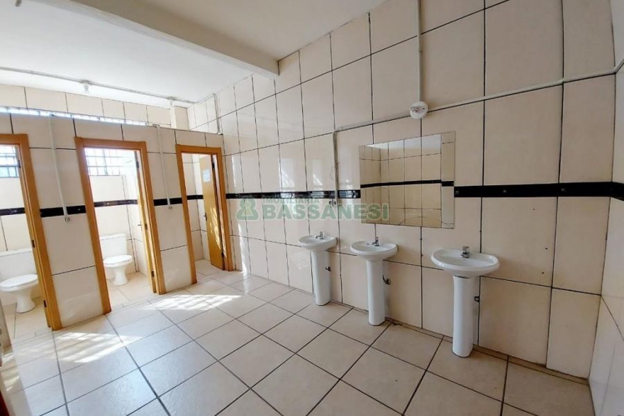 Pavilhão com 1294m², no bairro Cinqüentenário em Caxias do Sul para Alugar