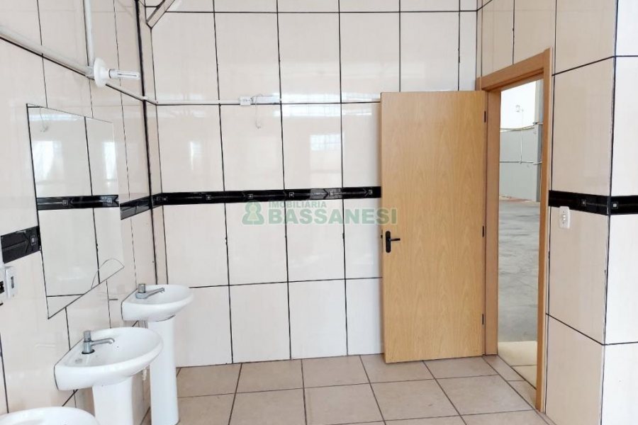 Pavilhão com 1294m², no bairro Cinqüentenário em Caxias do Sul para Alugar