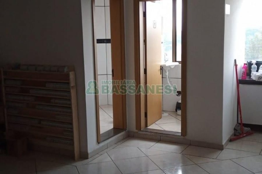 Pavilhão com 1294m², no bairro Cinqüentenário em Caxias do Sul para Alugar