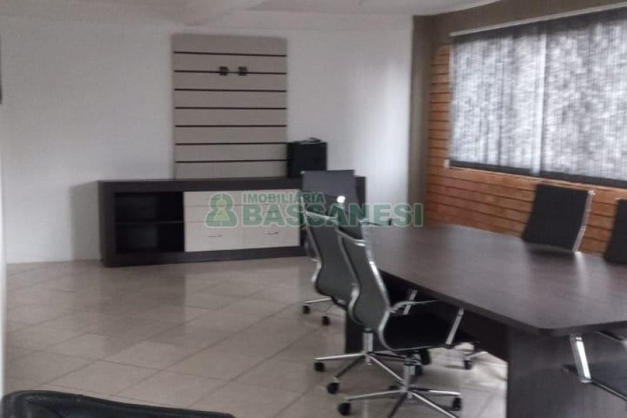 Pavilhão com 1294m², no bairro Cinqüentenário em Caxias do Sul para Alugar