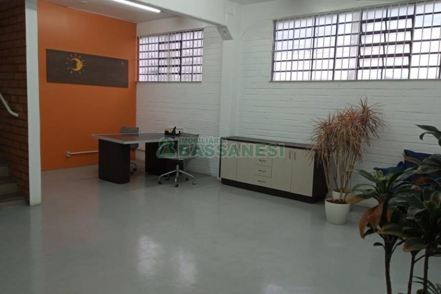 Pavilhão com 1294m², no bairro Cinqüentenário em Caxias do Sul para Alugar