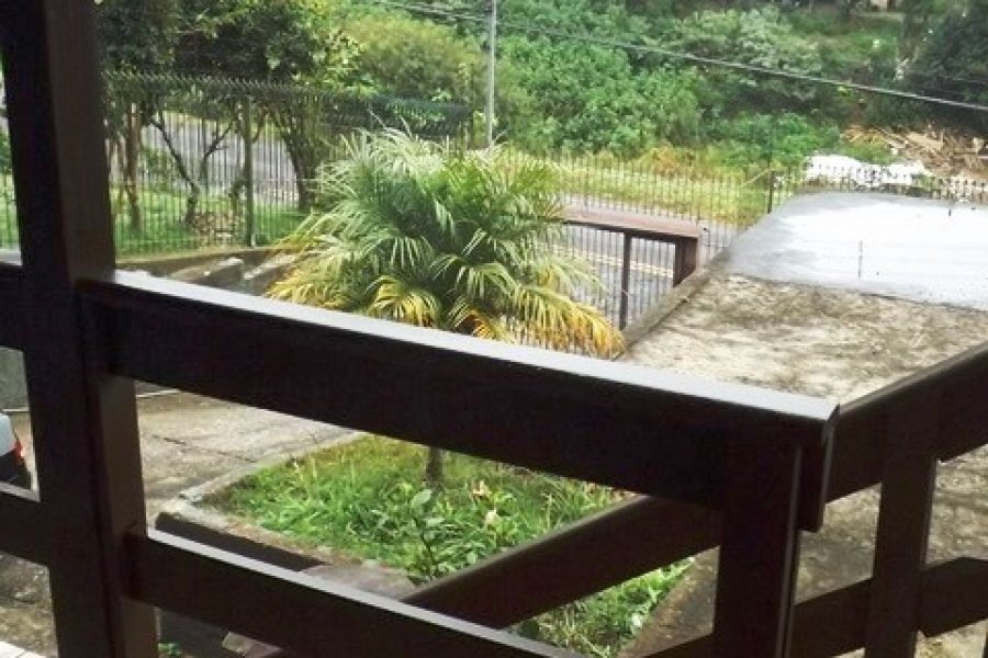 Casa com 85m², 2 dormitórios, 1 vaga, no bairro Centenário em Caxias do Sul para Comprar