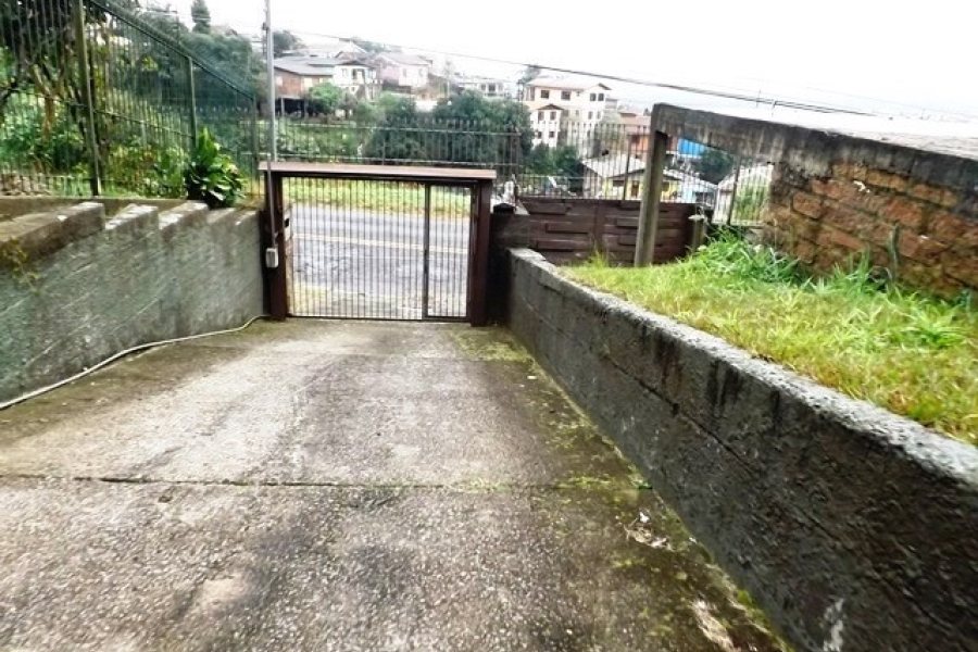 Casa com 85m², 2 dormitórios, 1 vaga, no bairro Centenário em Caxias do Sul para Comprar